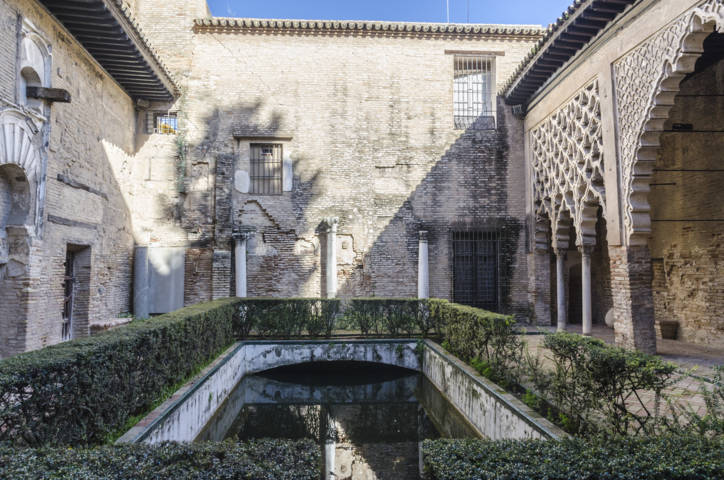 Sevilla 074 - Real Álcazar - Palacio del Yeso - Patio del Yeso.jpg